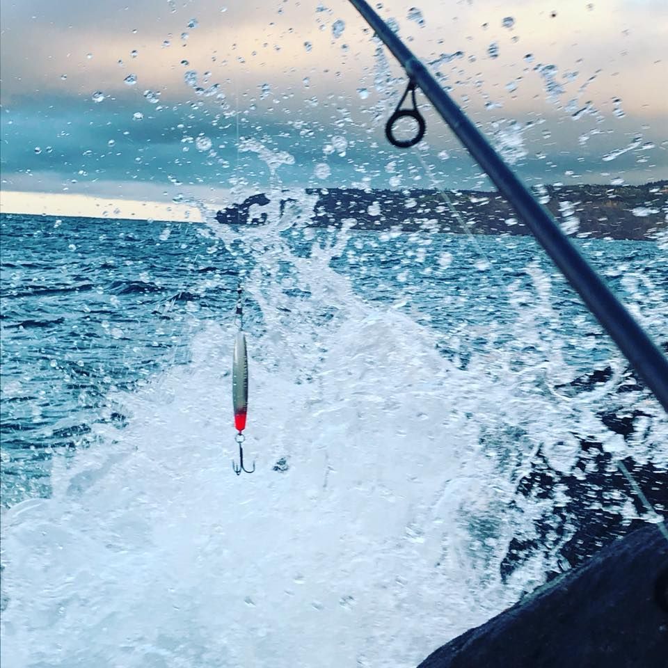 Niclas Ross hoppas på fiskelycka! Han siktar på att få upp lax i Vättern nu i januari.