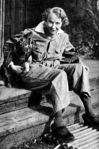 Med skrivmaskinen under armen reste den kända journalisten Elsa Blenda Nordström runt i världen.