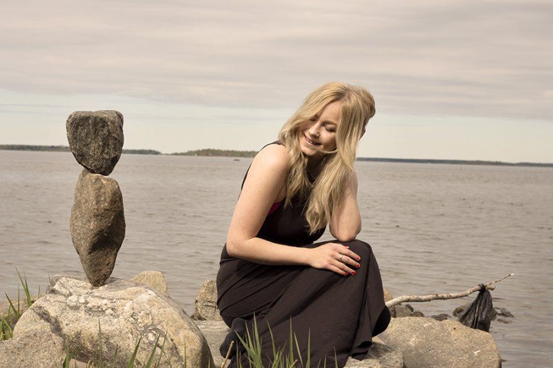 – Samtidigt som jag balanserar stenar fotograferar jag även mig själv med kamera och fjärrutlösare, och bilder publicerar jag sedan på min blogg, säger Caroline.