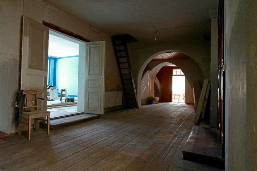 Det blå rummet var Kung Oscar II:s sovrum vid hans besök, och sovrummet mitt emot användes av drottning Sofia.