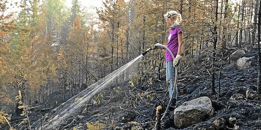 Miranda Gabrielsson jobbade frivilligt med släckningsarbete hela natten till onsdagen.