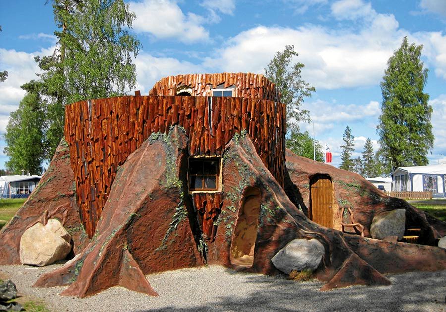 Originellt att övernatta i en stubbe.