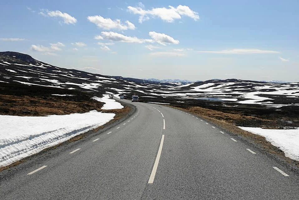 Vildmarksvägen den 6 juni 2019, fortfarande lite snö runtom.