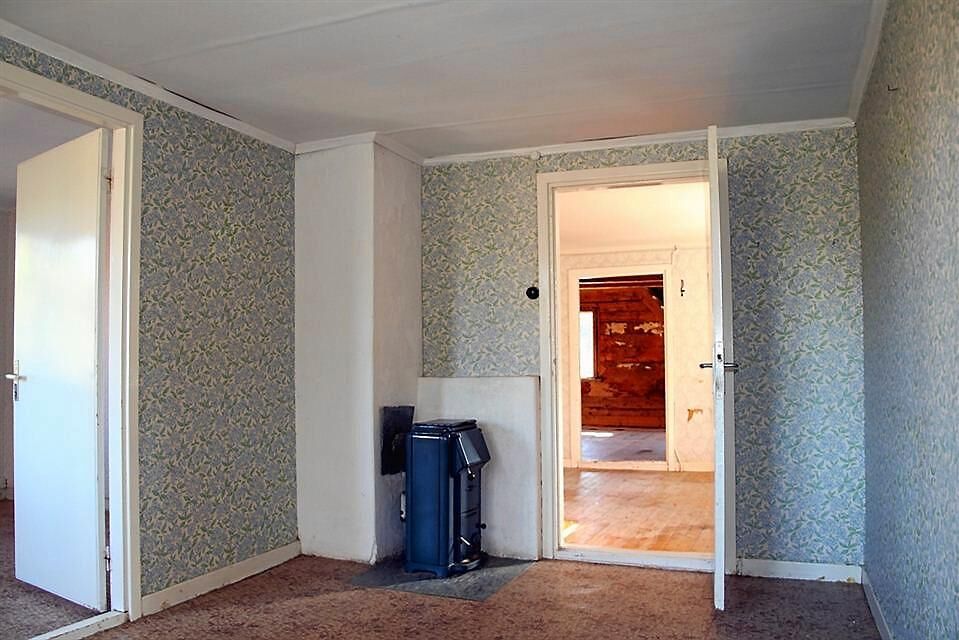 Det finns både kaminer och vedspis i boningshuset.