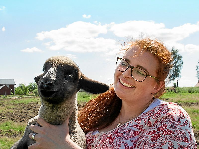 Att få gulla med ett av gårdens tama flasklamm är en bonus med livet på landet för Majja.