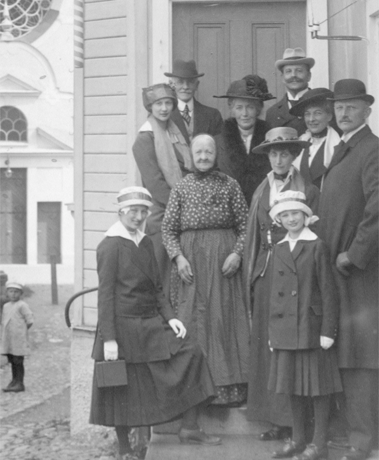 Amalia Erikson med kunglig uppvaktning av prins Carl med familj år 1915.