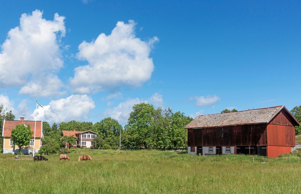 På gården finns två äldre bostadshus, en ekonomibyggnad och en lagård.