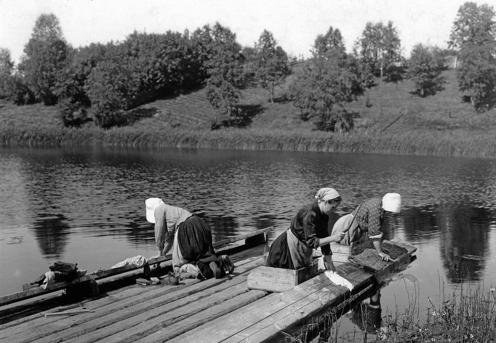 En pigas vardag bestod av tunga sysslor från morgon till kväll. Tvätta kläder var en av dem.