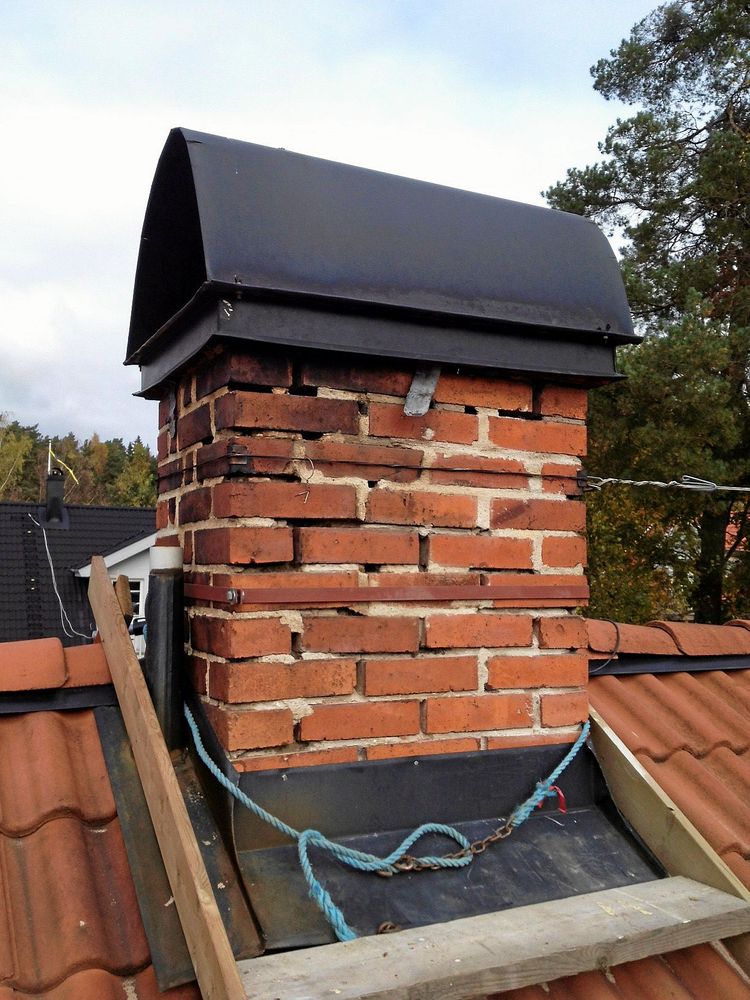 Många vittrade fogar i den murade skorstenen från 1930-talet.