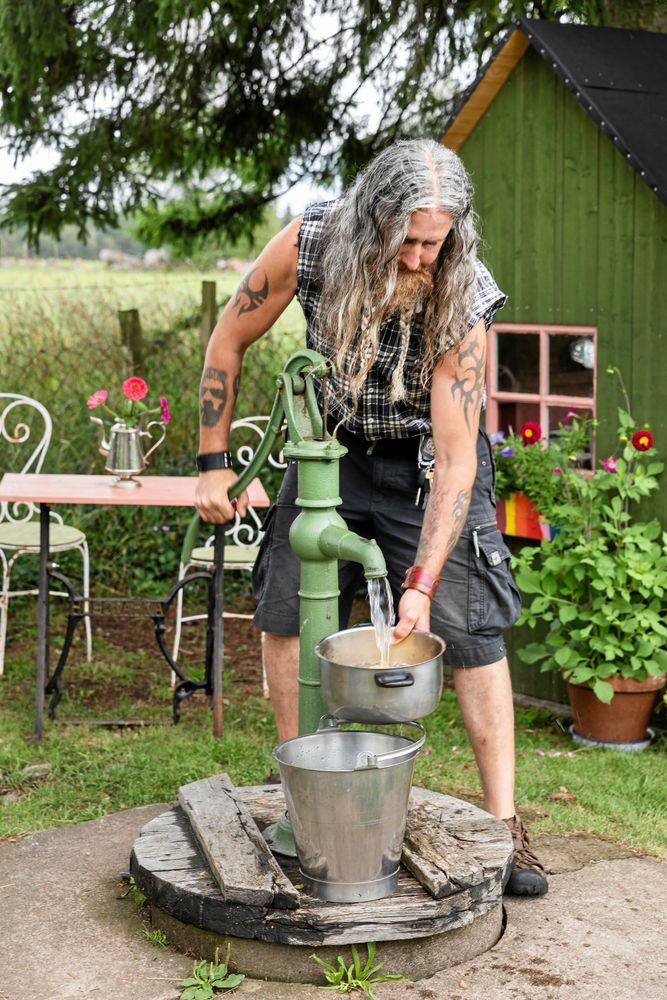 Dags att laga middag och först ska potatisen sköljas. Declan och familjen pumpar hundratals liter per dag.