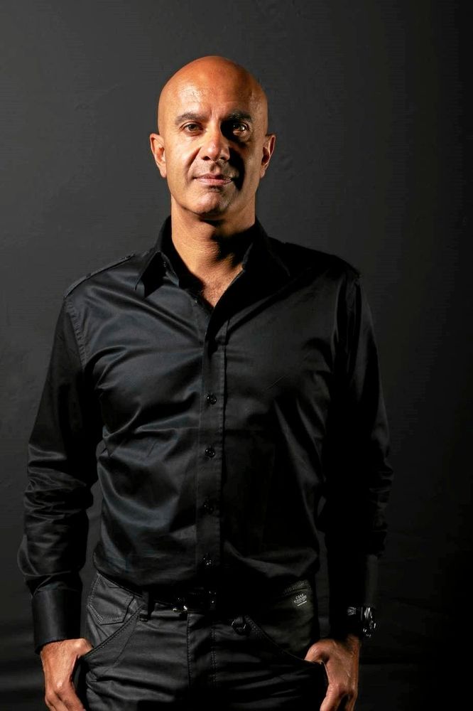 Robin Sharma har skrivit en bok om varför man ska gå upp klockan 5 varje morgon.