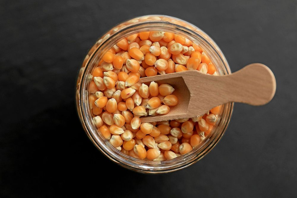 Tillaga popcornen i maskin eller på spisen – inte i micron.