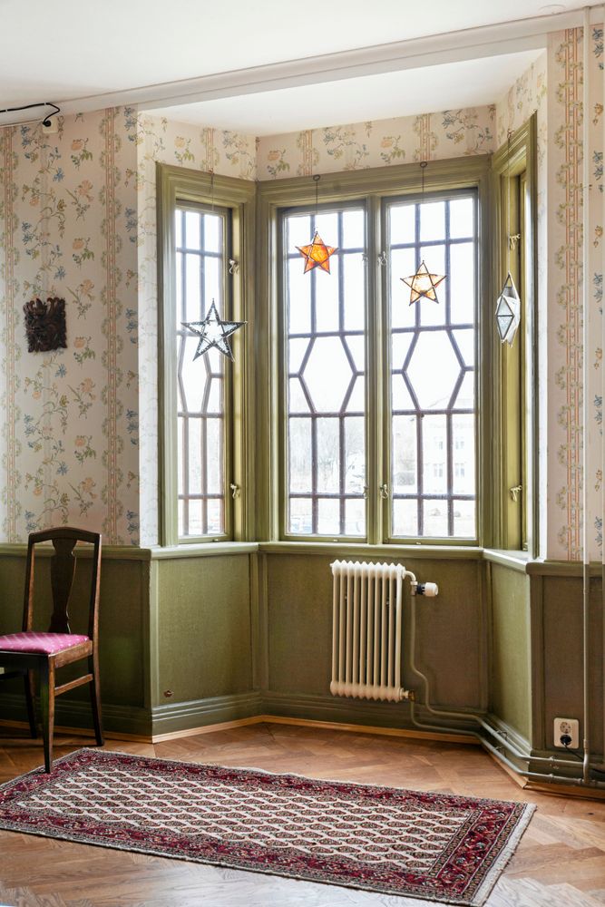 Vackert utsmyckade fönster i salongens burspråk på andra våningen. Och tapeterna är de originaltapeter man fann i hotellets festvåning.