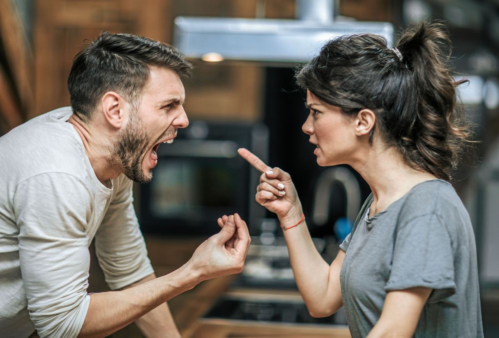 Gaphalsen vill inte riskera att uppfattas som sårbar och skyddar sig genom att gorma och skrika.