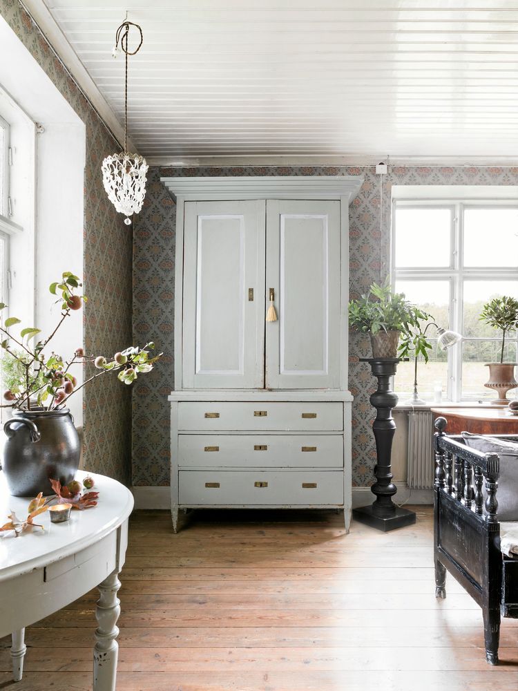 Det stora antika skåpet rymmer mycket av husets finporslin och glas.