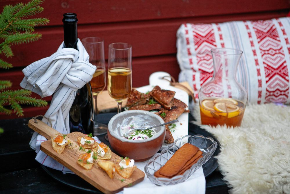 Uppdukat till lyxigt adventsfika med hemlagade läckerheter och kall, mousserande äppelglögg.