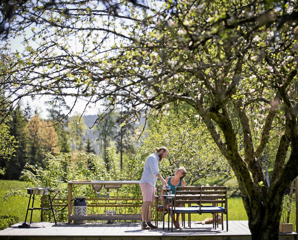 Uteplats. På det stora trädäcket har de plats för många matgäster.