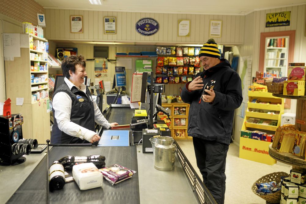 Sune Elvstål uppskattar pratstunden på Valsjöbyns självklara mötesplats.