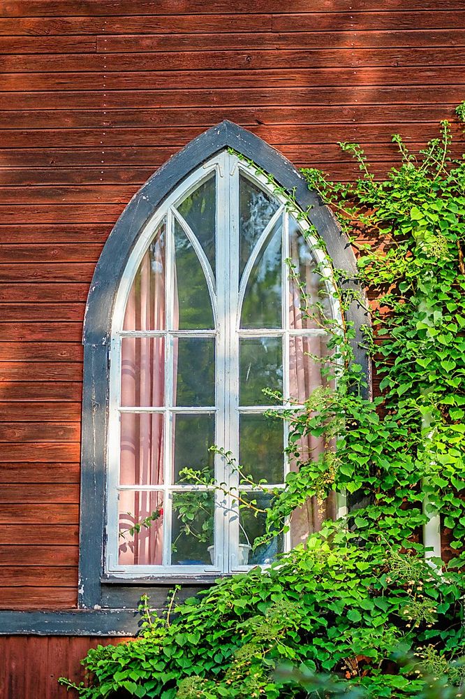 Vackra, höga fönster – som vittnar om husets tidigare roll som kyrka.