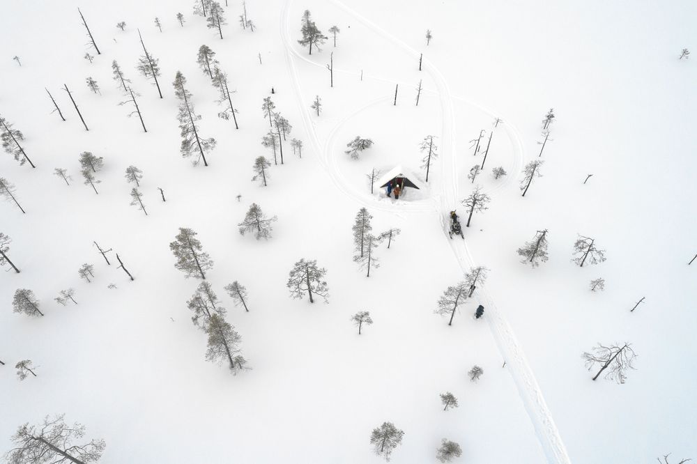 Bara vinteröppet. Sommartid är det svårt ta sig över den blöta myren till den lilla tallhöjden där självbetjäningskiosken står.