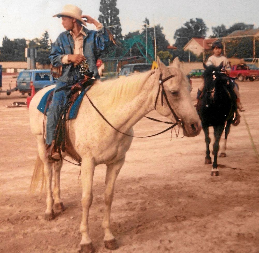 En 6 -årig Moreno, på hästen i bakgrunden, var redan en duktig ryttare. I förgrunden storebror Cannon.