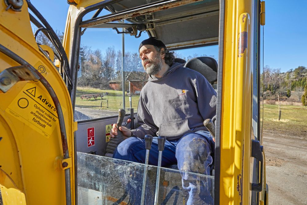 Grävmaskinen och att har lärt sig att jobba med den är ett glädjeämne för Kalle.