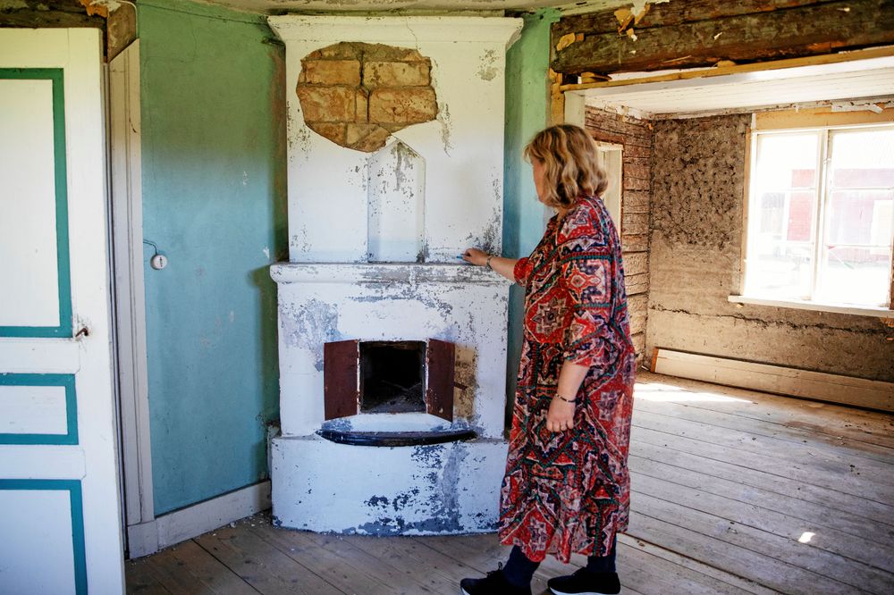 Rummen och kakelugnen i gammelhuset är vackra men i stort behov av renovering.