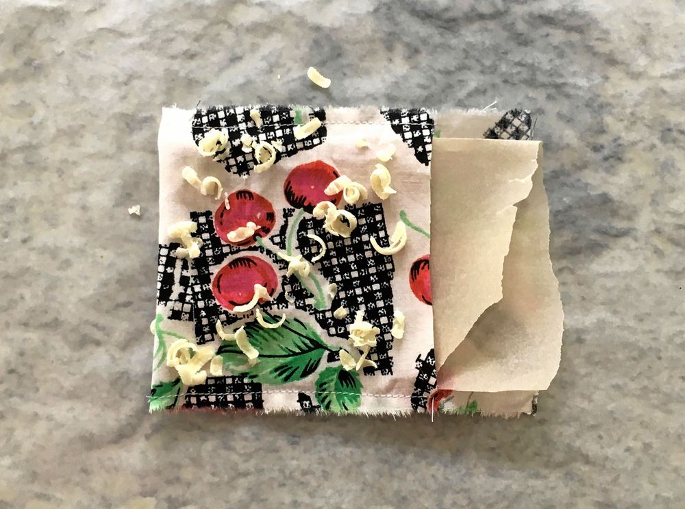 Värm och vänd och värm igen. Dra ur papperet och låt svalna.