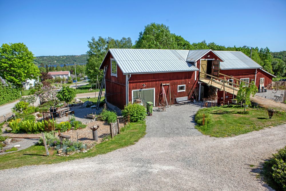 Gott om ytor och plats i lador och uthus på gården.