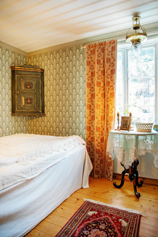 Gästrummet på nedervåningen är inredd i 1800-talsstil. Och golvet är riktat och nylagt.