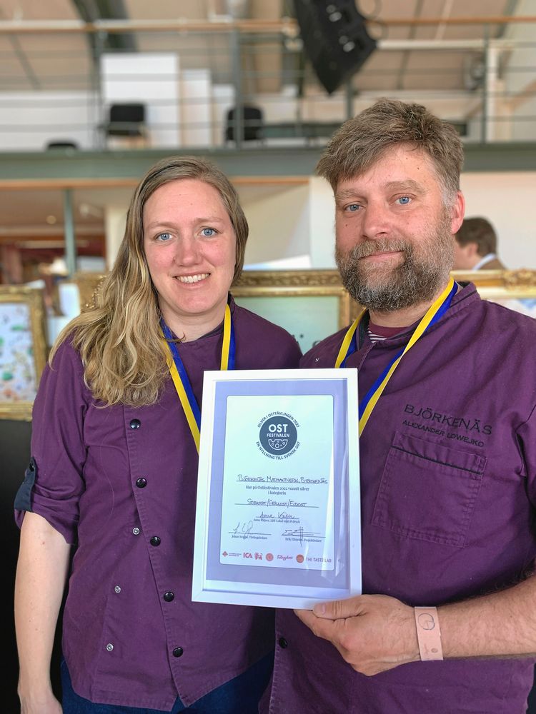 Emelie Fällgren och Alexander Lowejko driver Björkenäs Mathantverk vars grillost tog silver på Ostfestivalen.