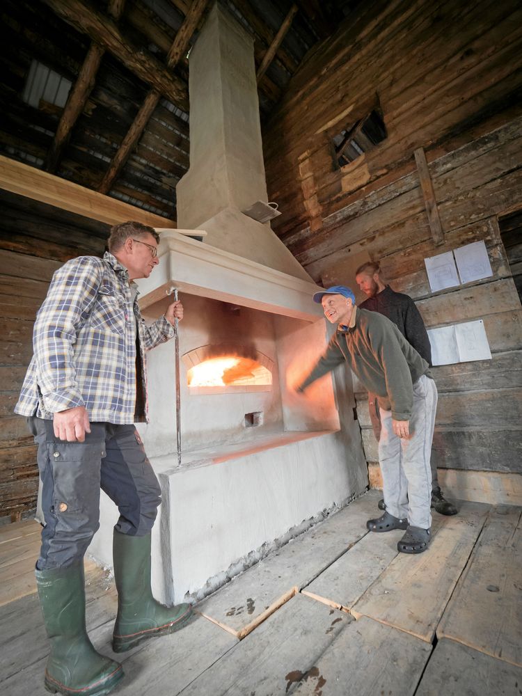 Den nymurade bakugnen i sin fulla prakt. Per Sandström i mitten är mycket nöjd och fråga muraren Peder Nyström allt han behöver veta för att kunna hantera ugnen själv.