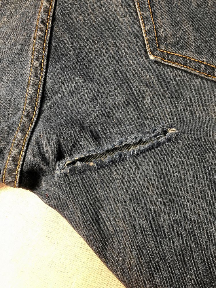 Bort med rufsiga trådar kring kanten.