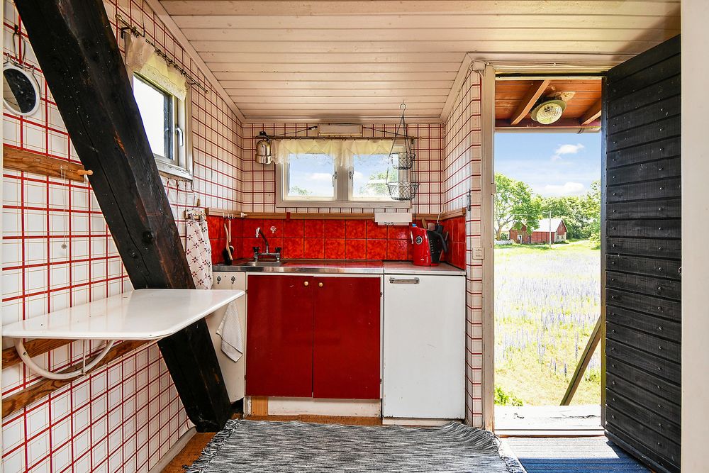 Inuti finns kök med trinett, flera sovplatser och sällskapsyta.