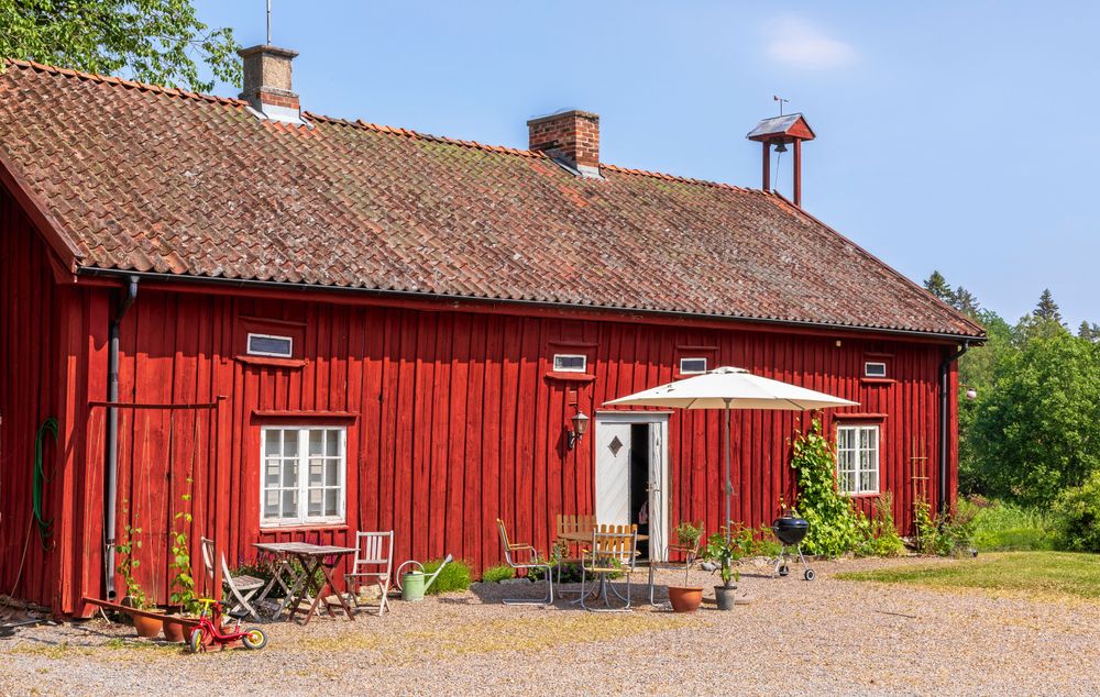 I den ena flygeln bor Annas bror med familj. Den kallades kavaljersflygeln för att det bodde två löjtnanter här tidigt på 1800-tal som sades var kavaljerer åt herrgårdens dåvarande friherrinna