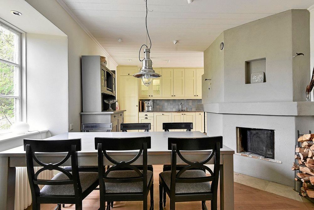 Matplats är alldeles intill en vacker öppen spis.