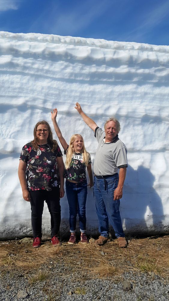 Rekorsmycket snö, vallarna bar fortfarande 2-3 mter höga den 21 juni. Från vänster: Anna Karin Norberg, Kerstin Thorén och Göran Thorén.