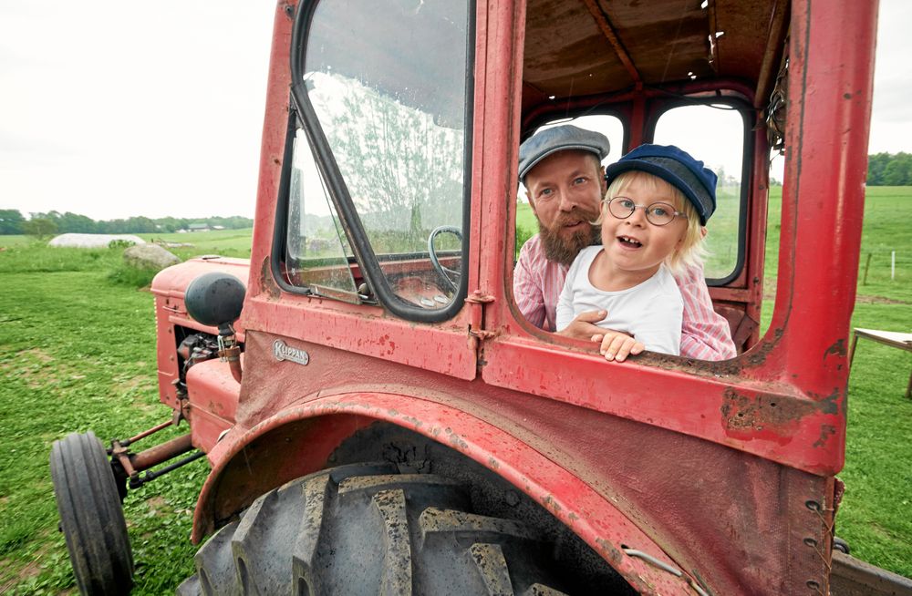 Familjen har 1000 kvadratmeter extra mark där de odlar sju sorters potatis, rotfrukt och lök, med mera. 4-årige Atle älskar att åka med pappa i traktorn av märket Victor från 1958.