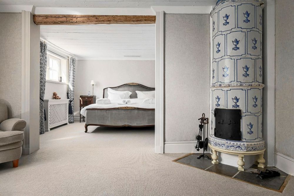 Herrgården har elva kakelugnar och ett flertal sovrum.