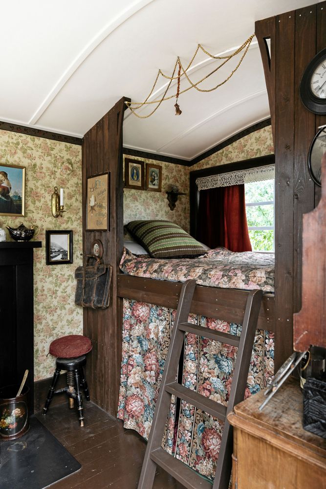 Loftsängen i torpets allrum är både mysig och sparar utrymme.