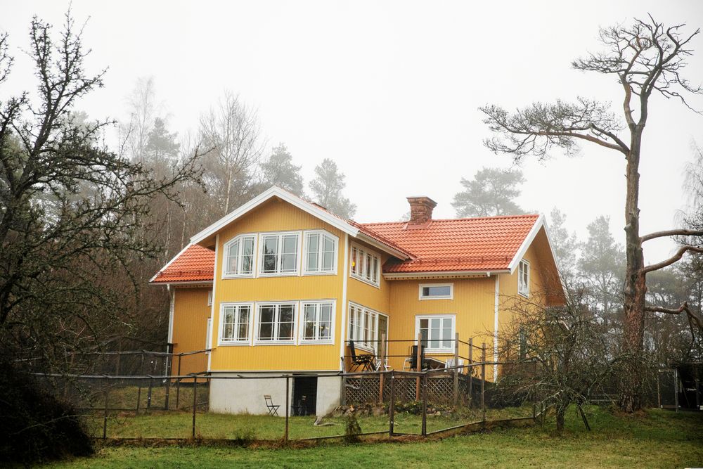 Det gula 1800-talshuset har fått burspråksliknande utbyggnader.