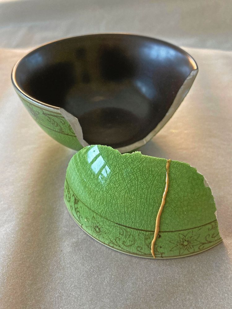 En liten guldig ås längs brottet som blir plattare när den hårdnat helt.