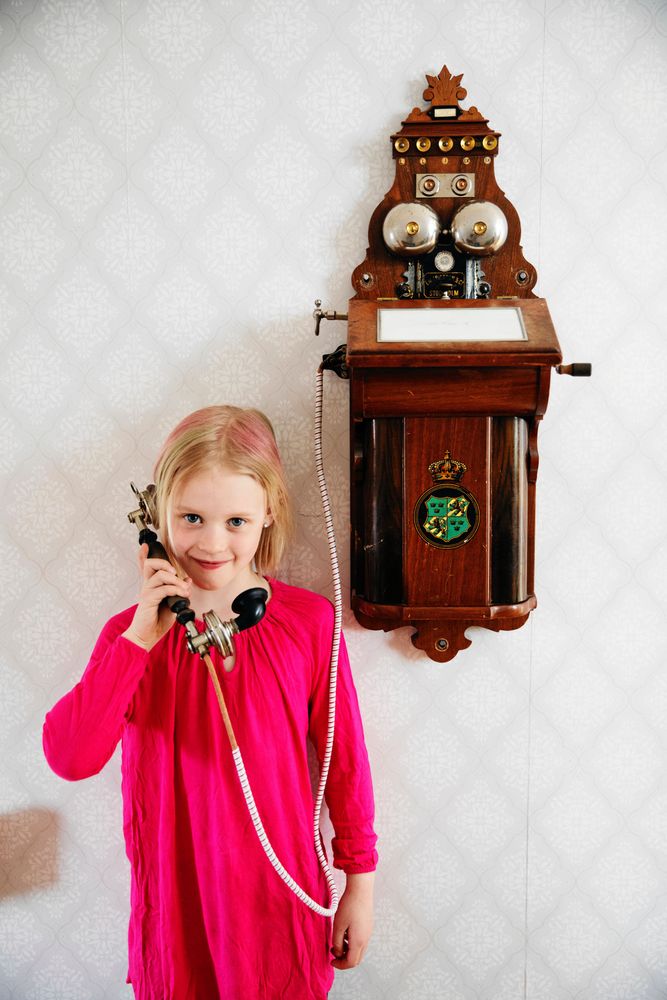 Felicia älskar väggtelefonen, som nog Olof och Beda ganska ensamma om att ha hemma på 1920- och 1930-talen.