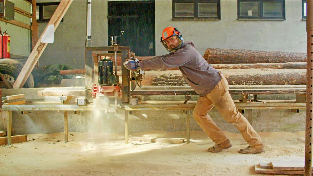 Ett sågverk följde med på köpet och Kalle har lärt sig såga plankor från träd ur den egna skogen.