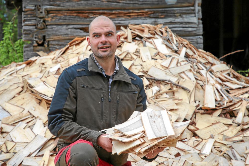 Johan med spiel, det jämtländska ordet för granspån, som även används som miljövänliga engångstallrikar. (Kan eldas upp efter användning.)