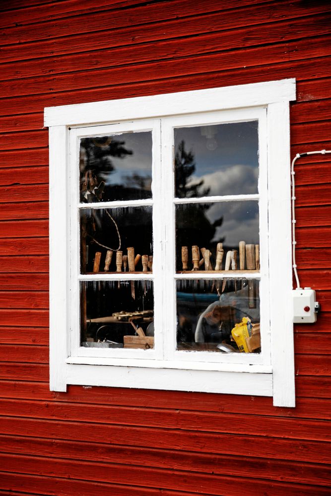 Dold pärla. I ett av uthusen finns gammelfarfars snickarverkstad bevarad, med verktygen i oklanderlig ordning.