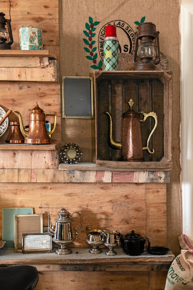 Kaffekannor. Annas och Daniels kaffeintresse gör sig påmint överallt.