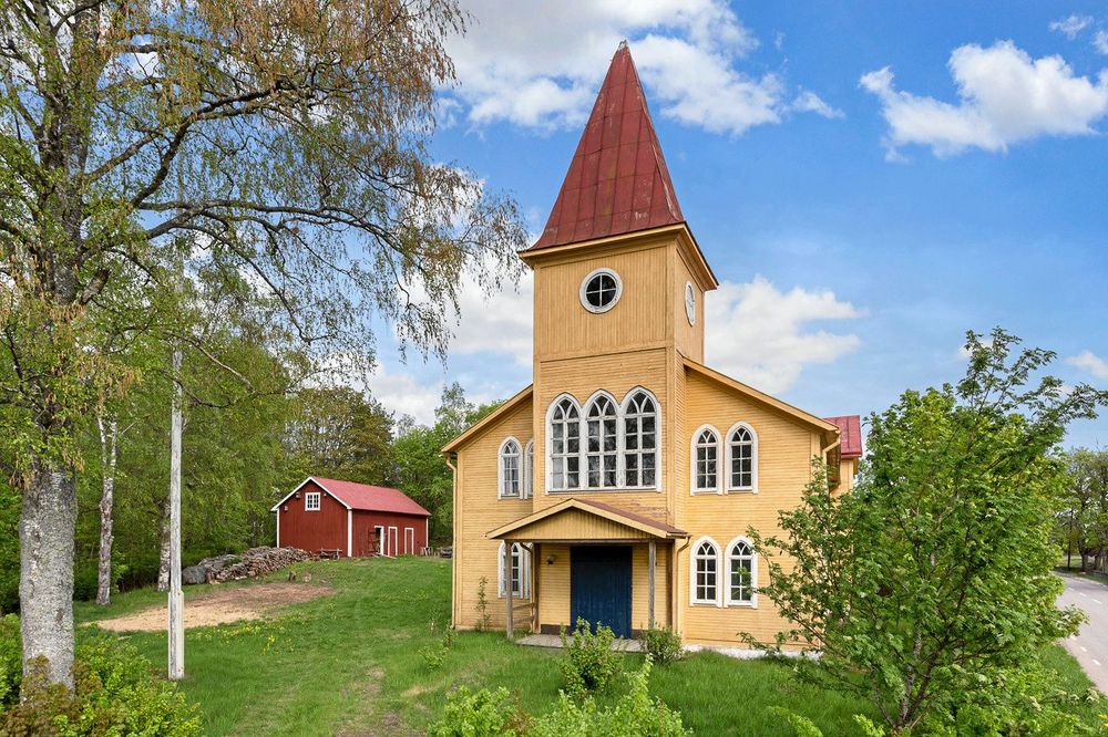 På tomten finns ytterligare en byggnad, en vedbod som använts som förråd.