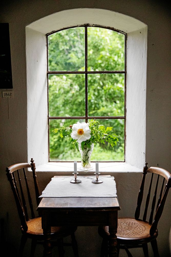 De djupa fönsternischerna i den gamla ladugården ger nästan känslan av att vara i en kyrka.