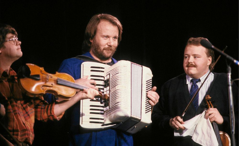 Benny Andersson fick ett dragspel på sin sexårsdag. Som tioåring fick spela med pappa Gösta och farfar Efraim på Mjölkö brygga i Stockholms skärgård under namnet Bennys Trio.